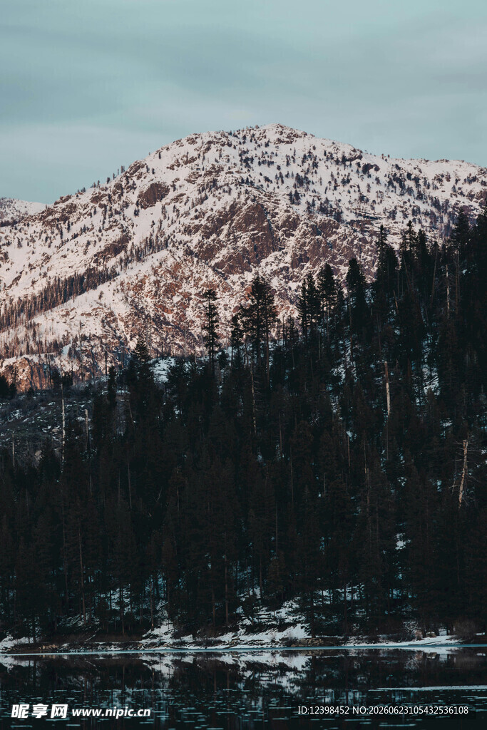 雪山森林湖畔的静谧景致