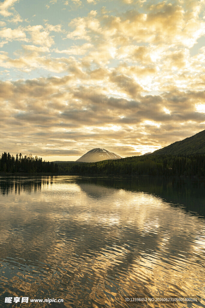 湖畔黄昏美景