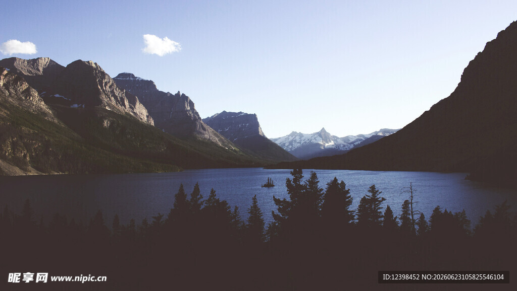 宁静湖畔山景