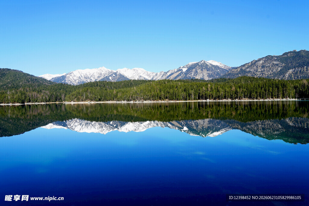 宁静湖山倒影美景