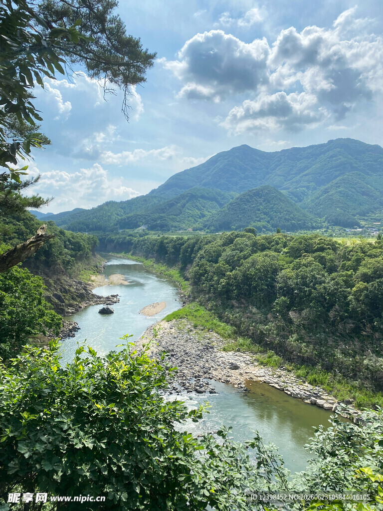 山间河流美景