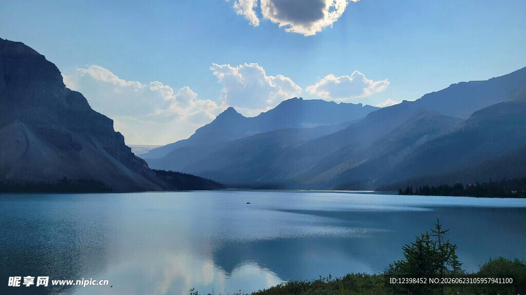 宁静山水间的湖光山色