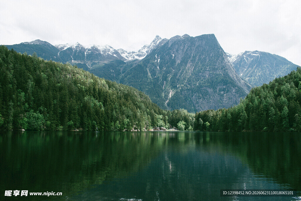 宁静山水间的湖光山色