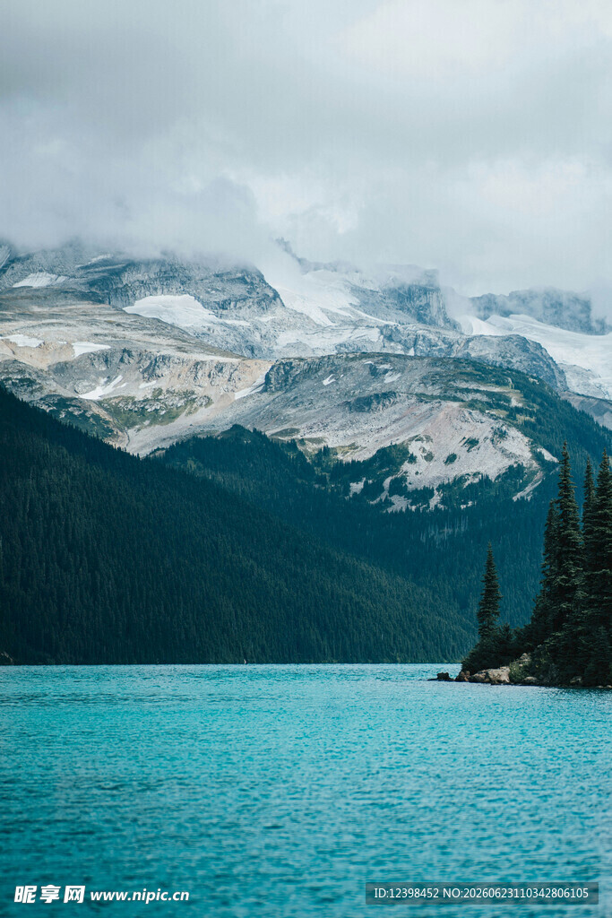 蓝湖雪山美景