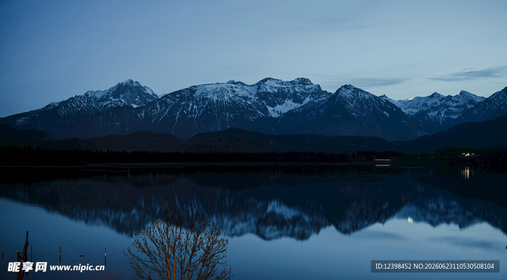 宁静湖山夜景倒影如画