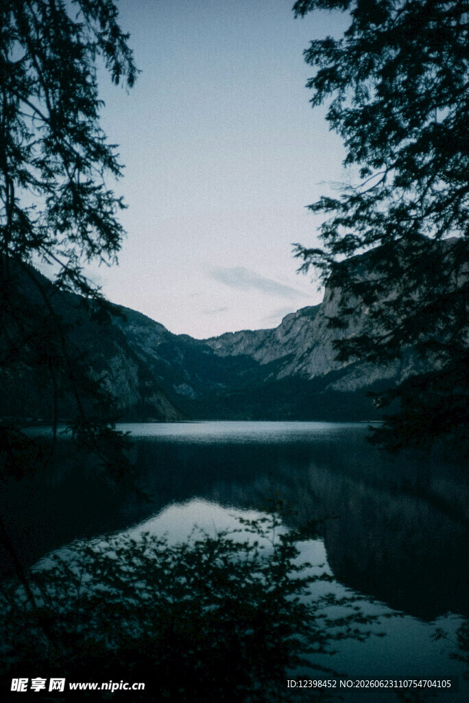 静谧湖景与山林暮色