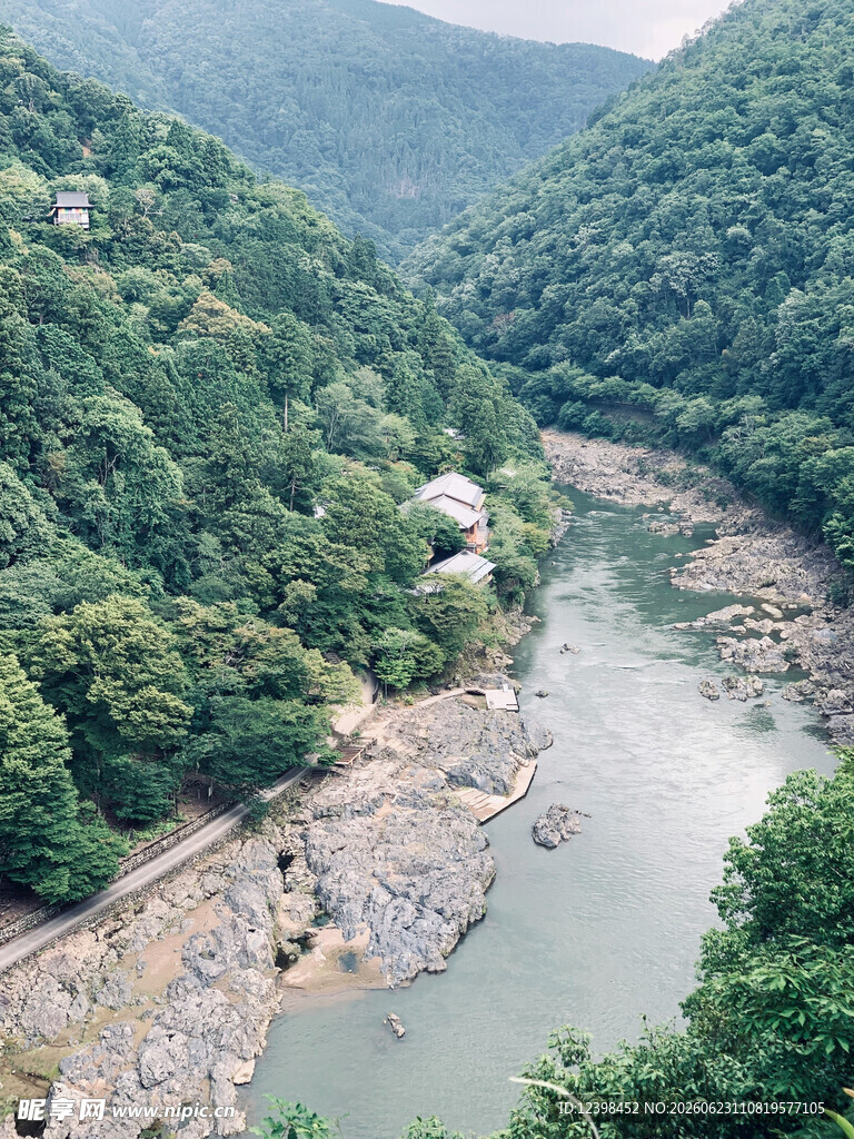 山间河流