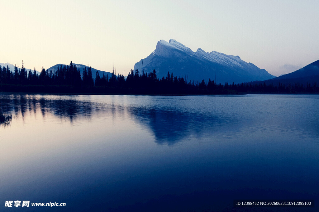 宁静湖畔的壮丽山景