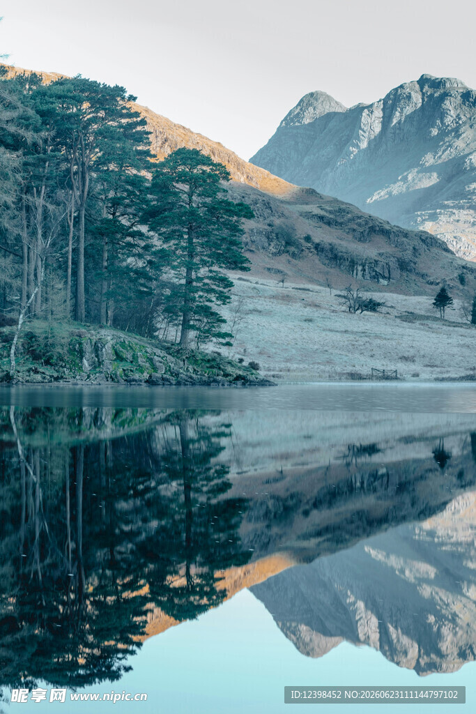 宁静湖畔山林倒影美景