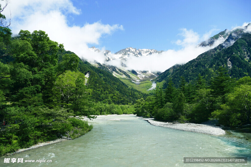 山间河流与葱郁山林美景