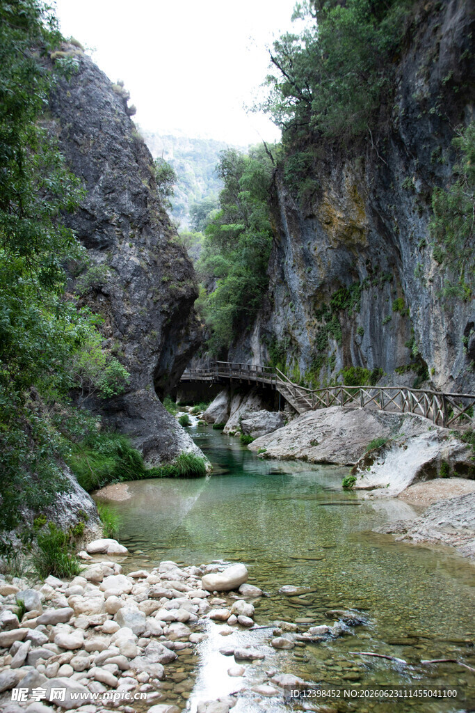 山间溪流峡谷美景
