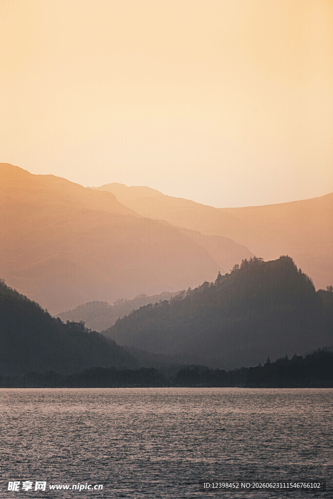 黄昏下的山水湖景