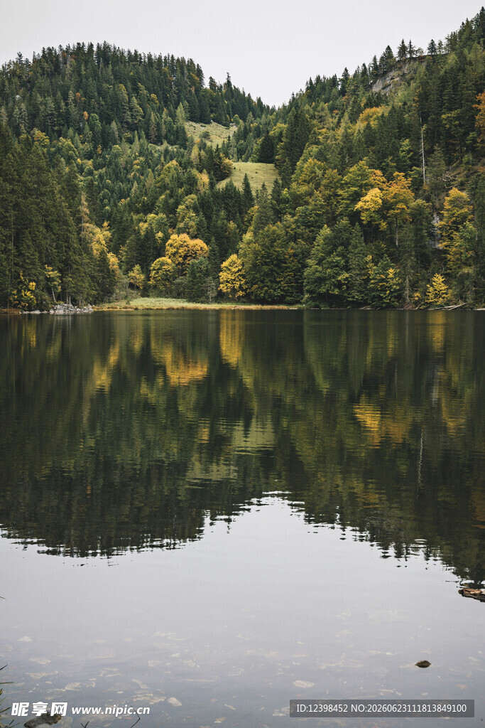 宁静湖畔山林倒影美景