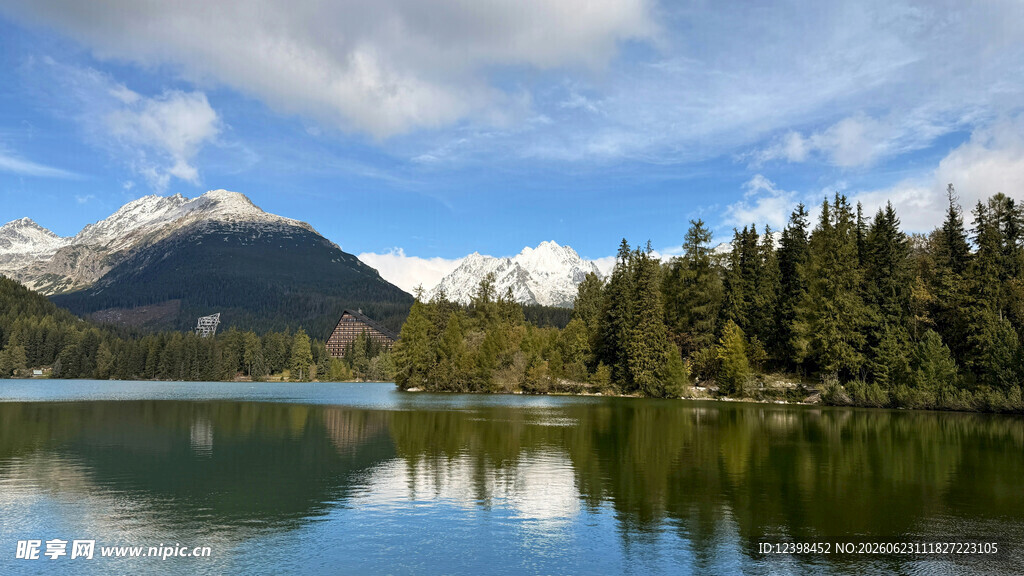 宁静湖畔山林与蓝天白云