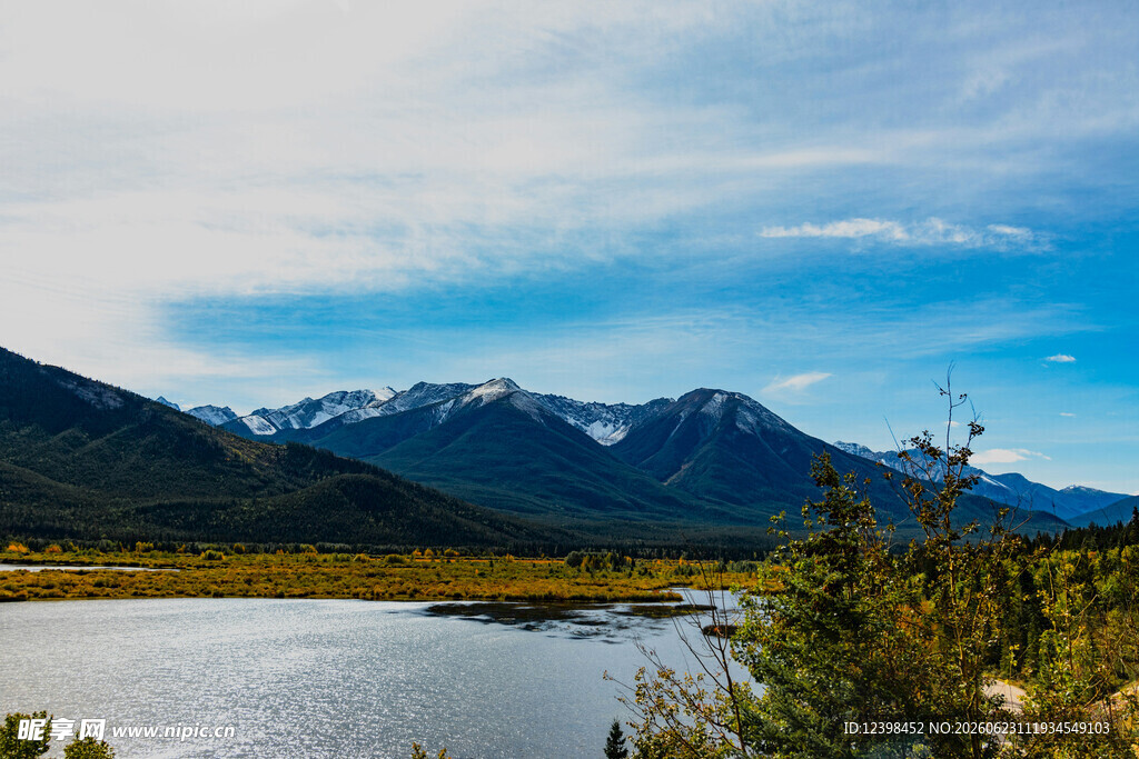 湖畔青山美景