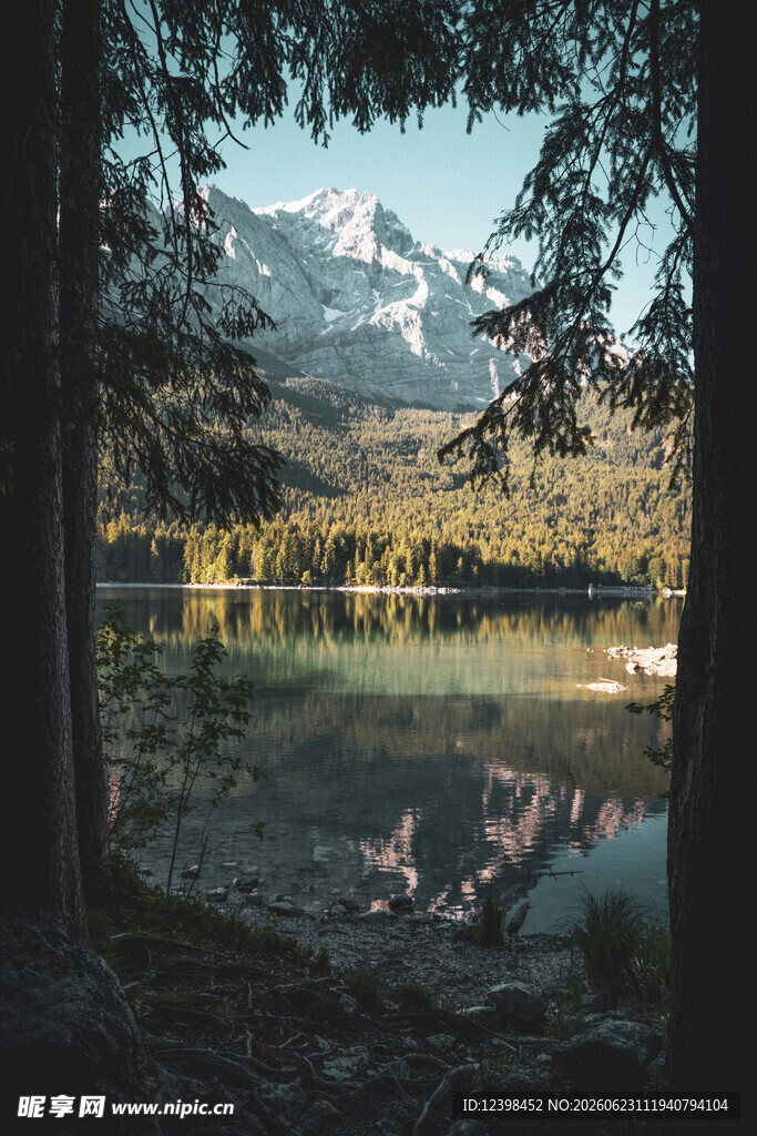 山林湖畔的静谧美景