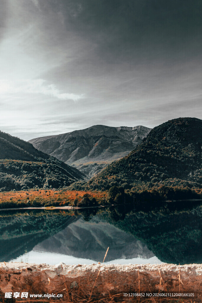 宁静山水间的秋日湖景