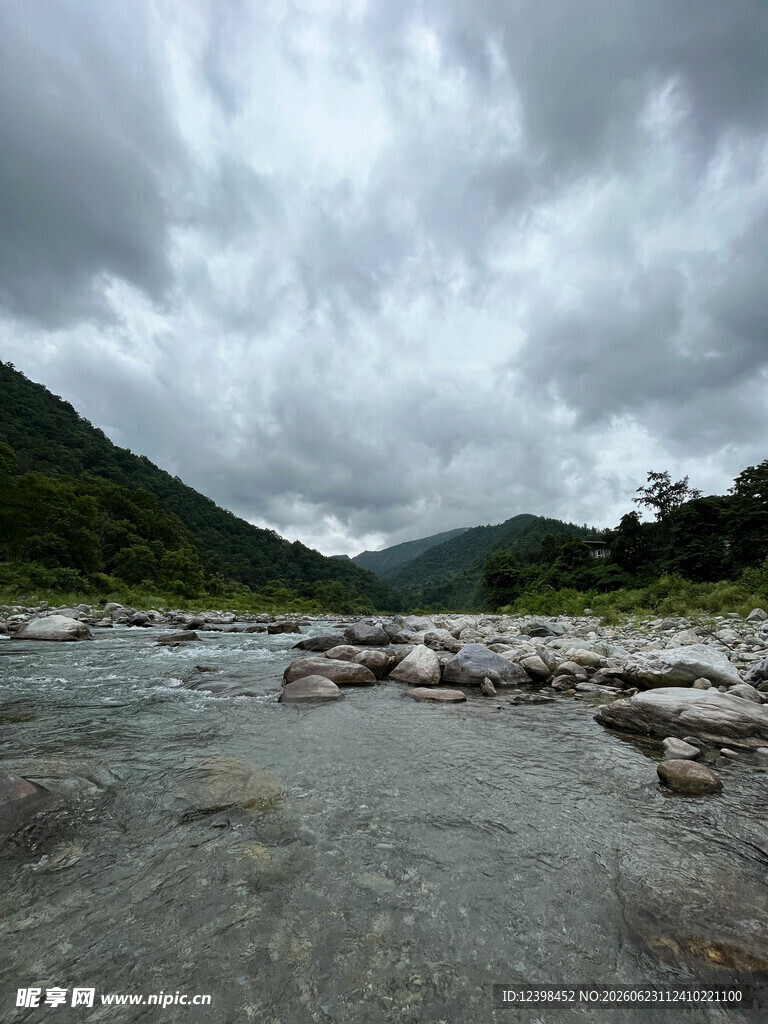 山间河流