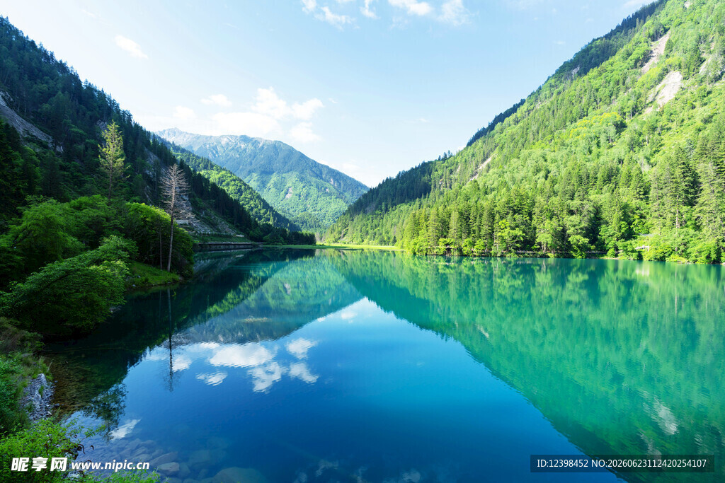 青山环抱的澄澈碧绿湖水