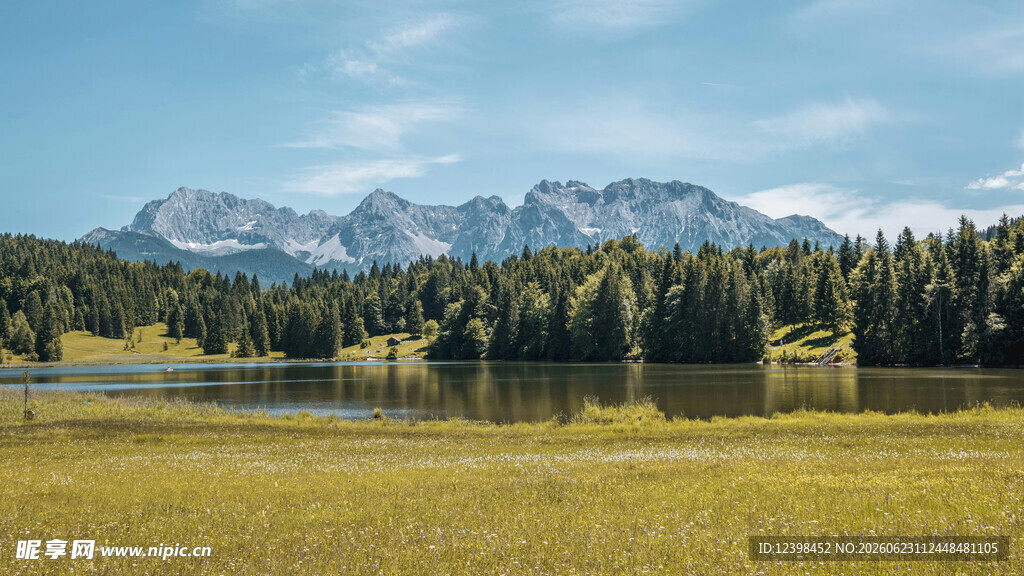 湖畔山林间的壮美山景