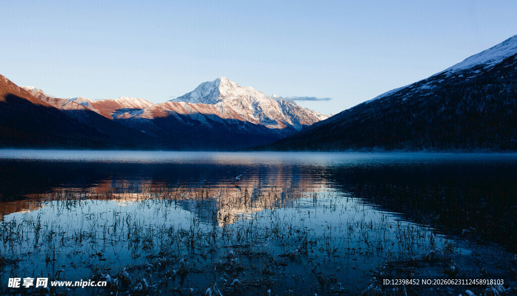 雪山湖泊绝美倒影景观