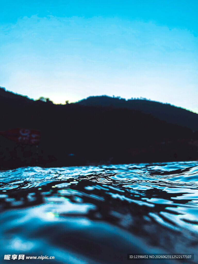 波光粼粼的水面与远山