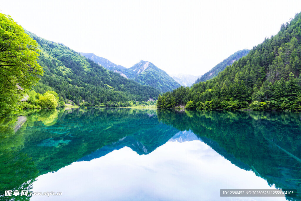 山间碧湖美景