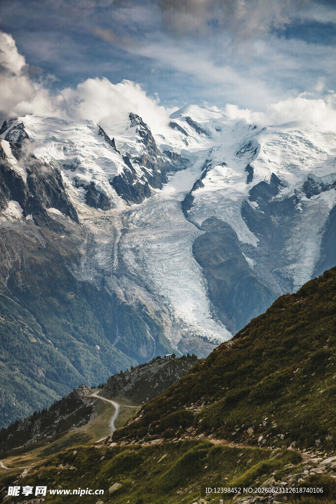 壮丽雪山山谷风景