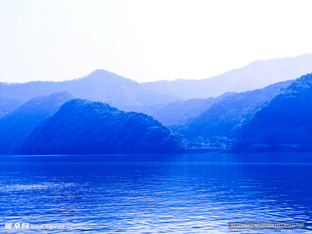 蓝色山水间的静谧美景