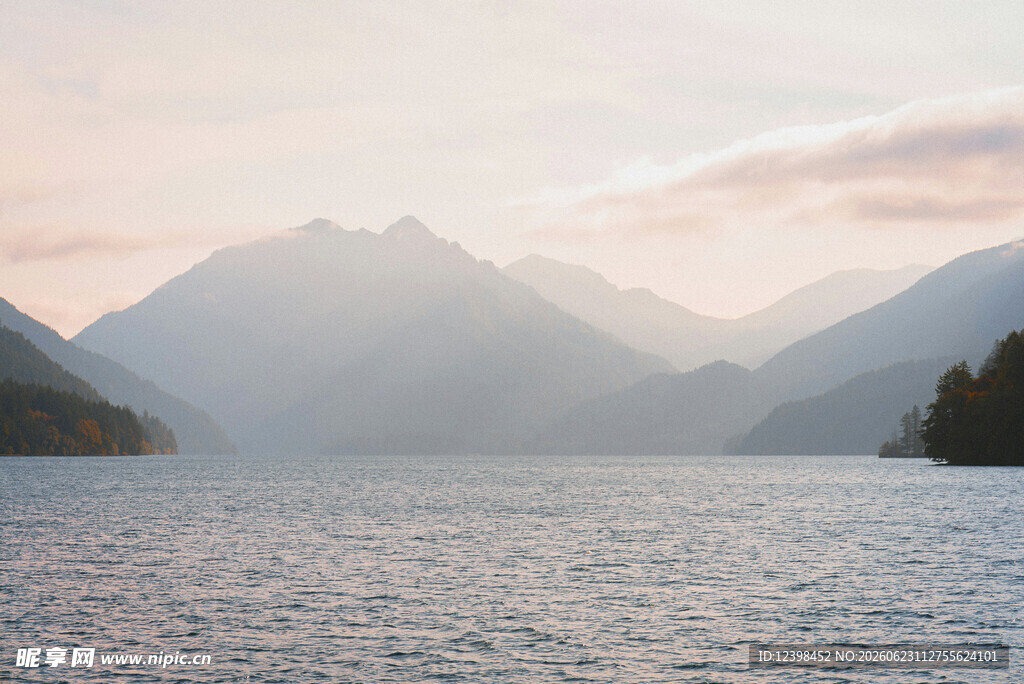 宁静山水间的湖光山色