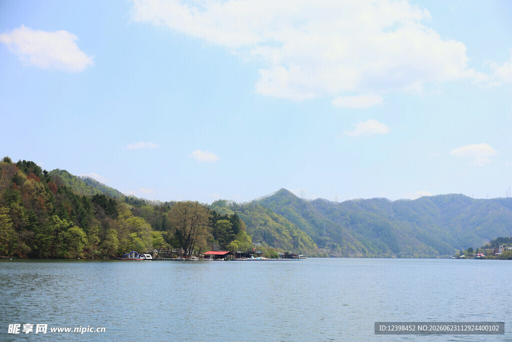 湖畔青山美景