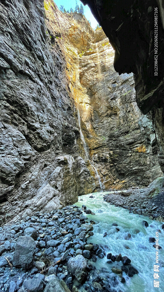峡谷中的幽蓝溪流