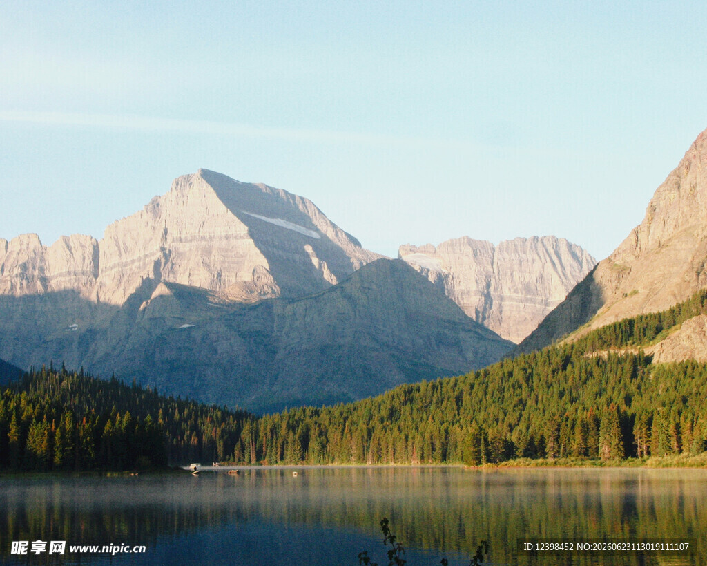 湖畔青山美景