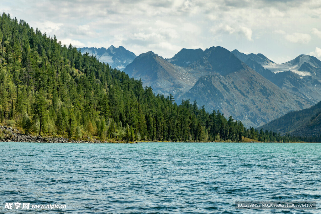 湖畔青山美景