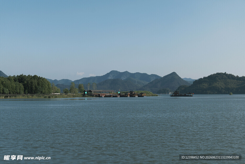 宁静湖景与远处山峦