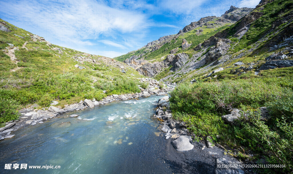 山间清澈河流与葱郁景致