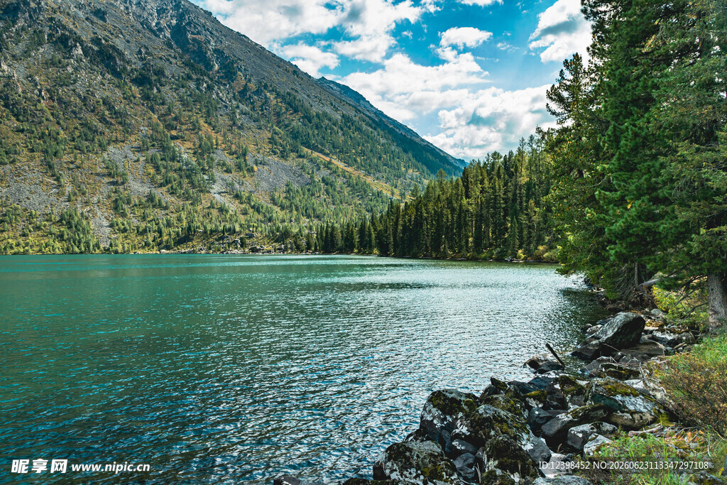 山间碧绿湖水风景如画