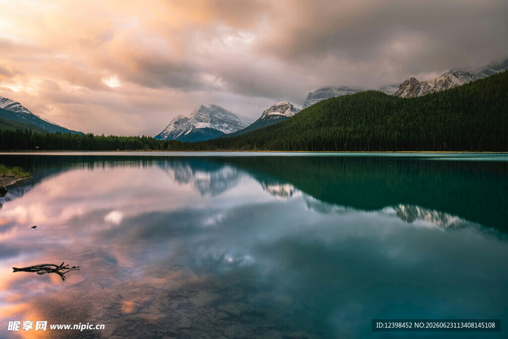 湖畔黄昏美景