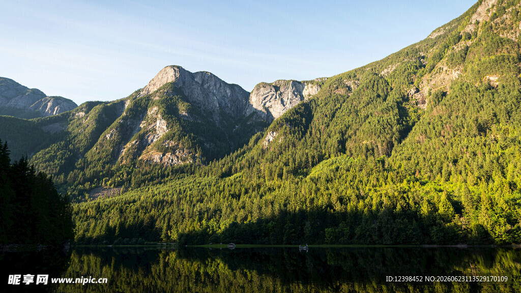 青山绿水间的静谧湖景