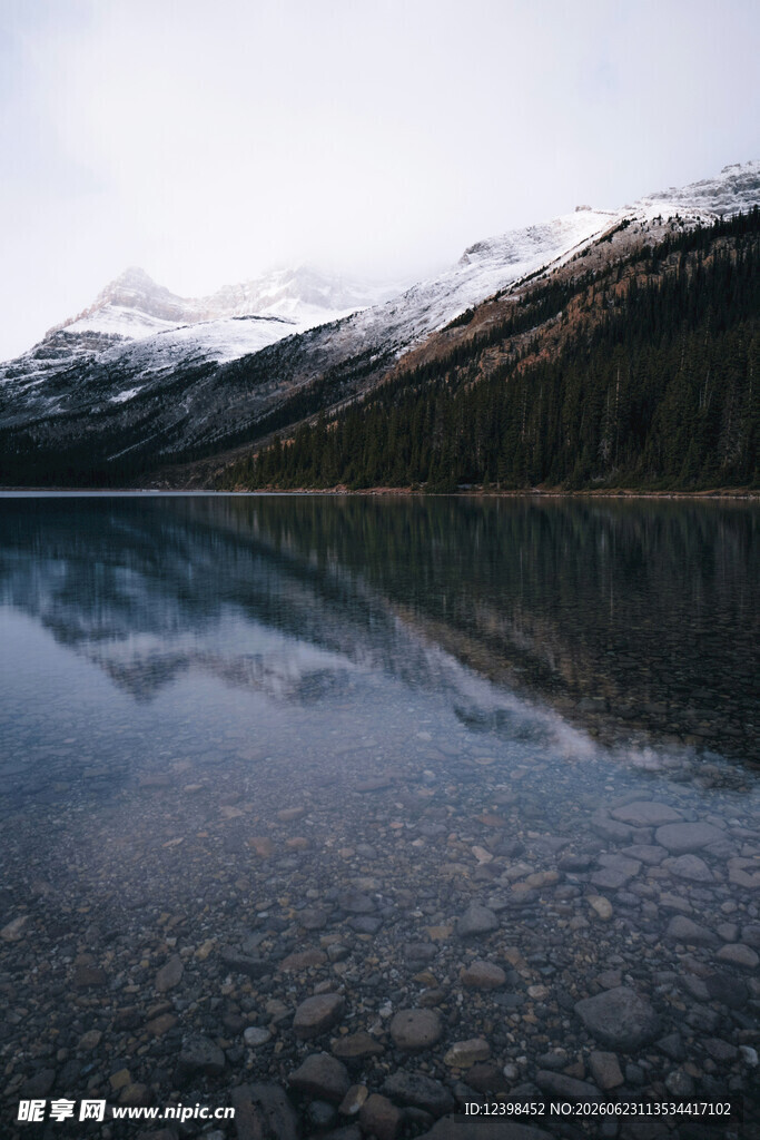 宁静山水倒影美景