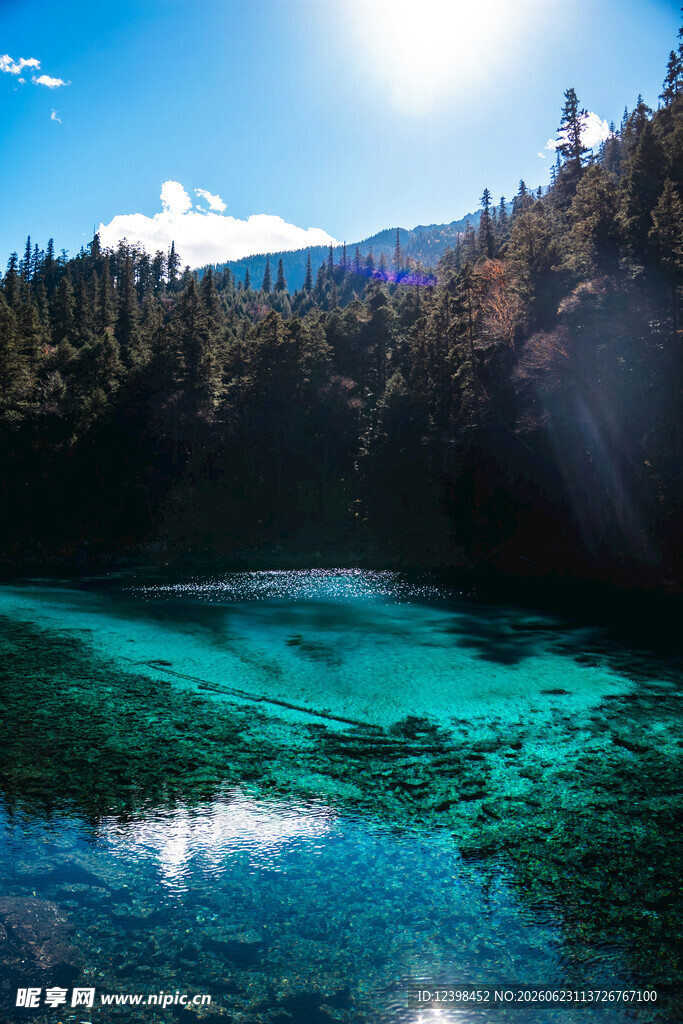 梦幻蓝绿色湖泊山林美景