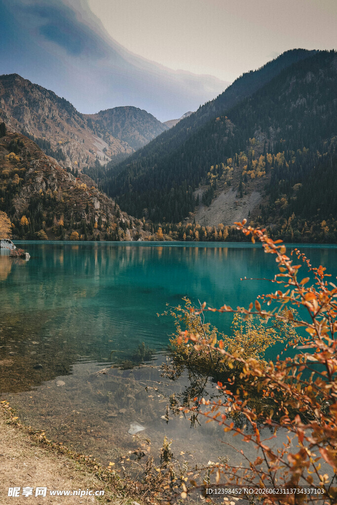 山间碧湖秋日美景