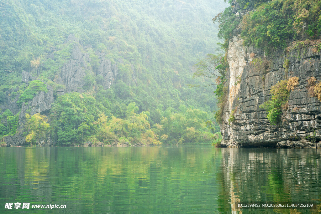 山水相依的静谧湖景