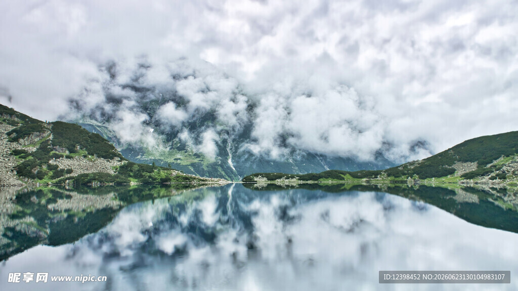 宁静山水倒影如画美景