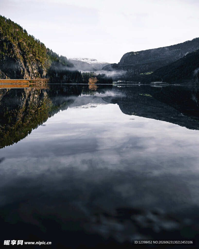 宁静山水湖泊风光倒影
