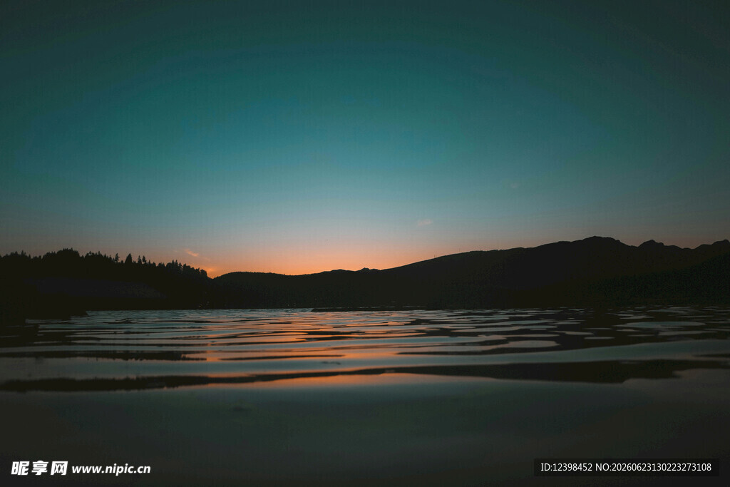 黄昏湖畔美景