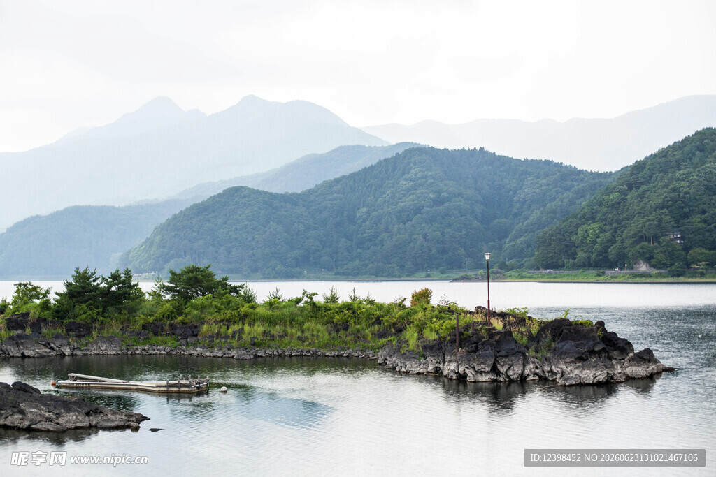 宁静山水间的自然美景