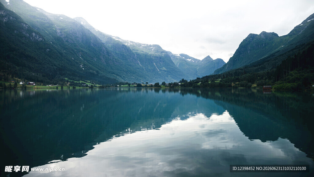 宁静山水间的绝美湖景
