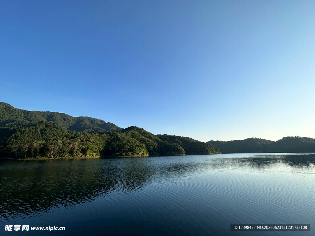宁静山水湖景风光图