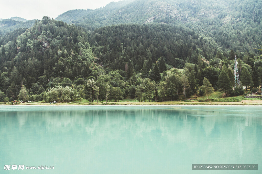 碧绿湖水与葱郁山林美景